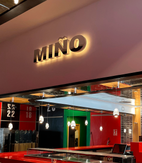 Letras retroiluminadas acero inoxidable brillo con led cálido. Montaje sobre barra de bar.